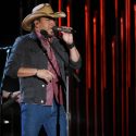 Jason Aldean Shows Up At Fan’s Apartment [VIDEO]